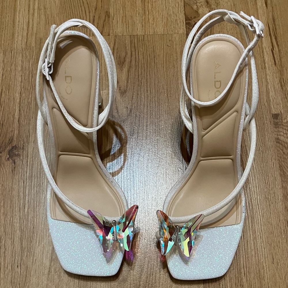Aldo white Pepela special occasion/wedding heel w/ butterfly accent in size 8.5